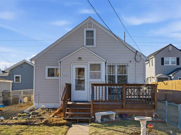 1211 22nd Ave SW, Cedar Rapids, IA 52404