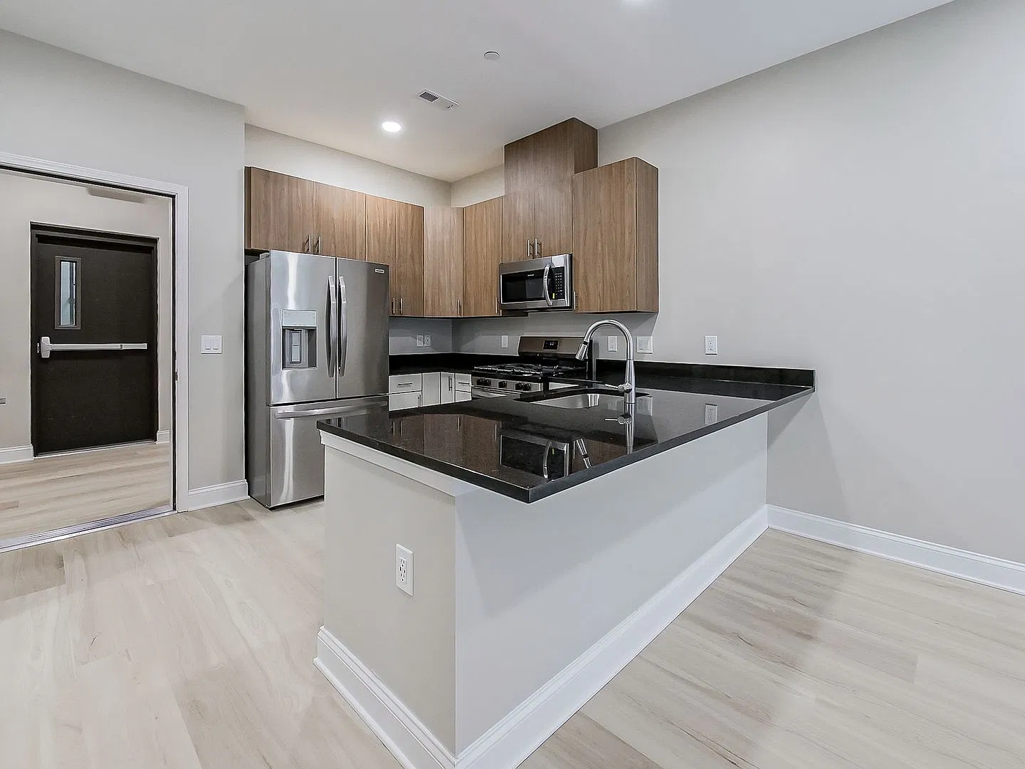 Hines View Apartments — Photo 4