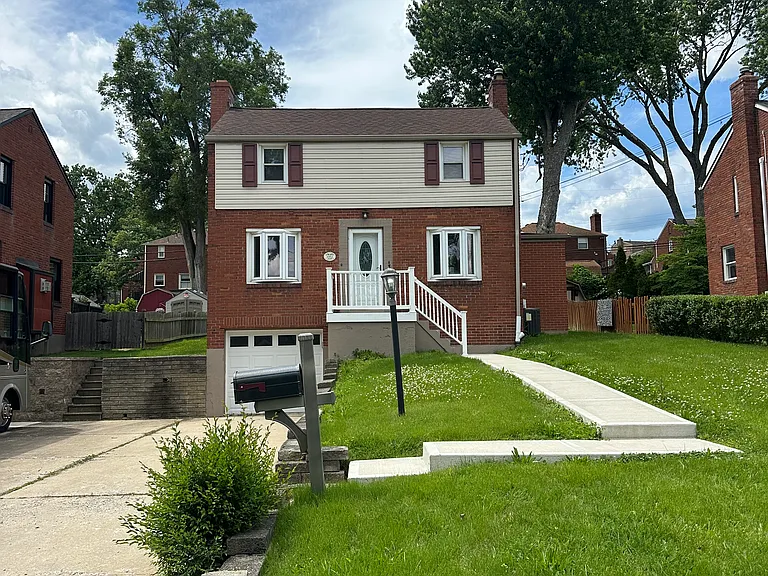 2062 Elmbrook Ln — Photo 2