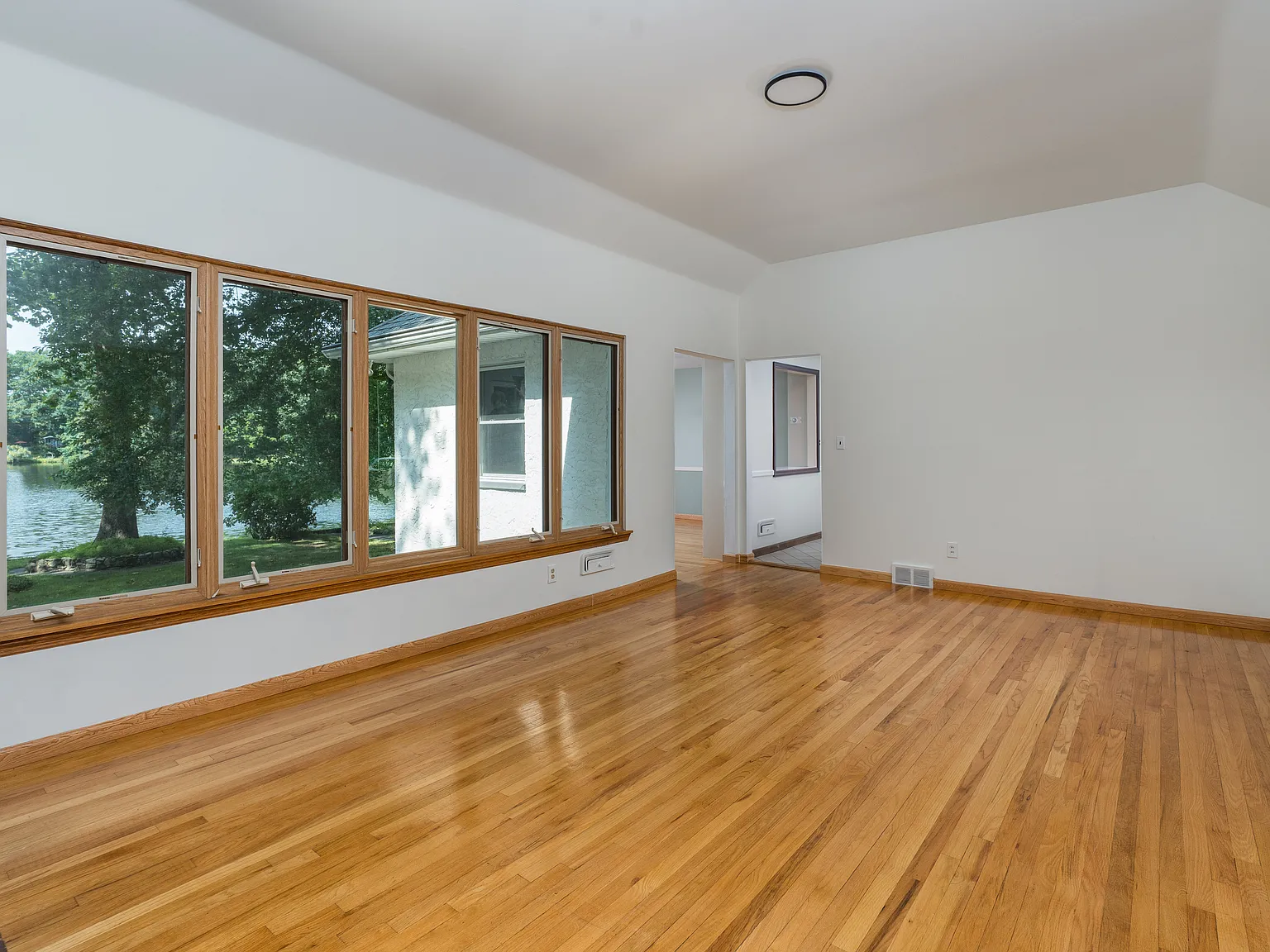 4 bed, 2470 sqft, $5,500 — Photo 4
