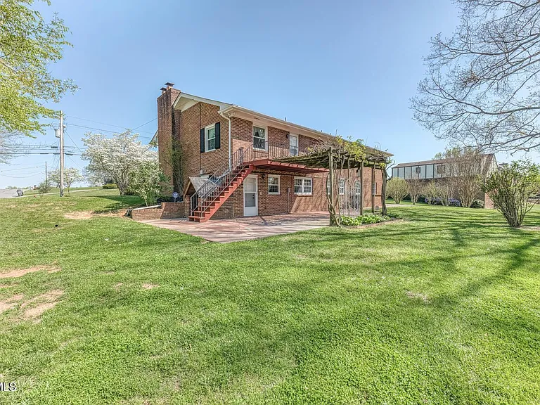 908 Meadow Ln — Photo 45