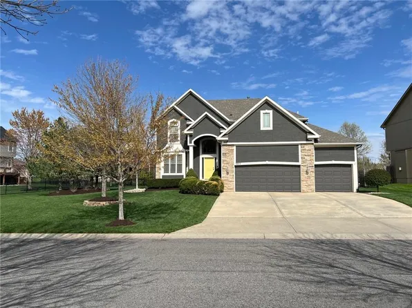9613 McCormack Dr, Lenexa, KS 66227