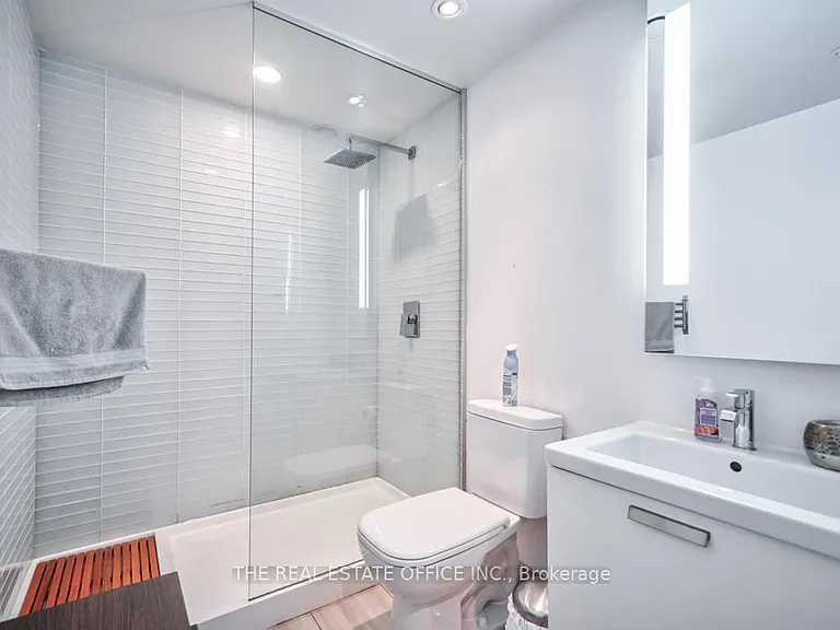 629 King St W #331 — Photo 31