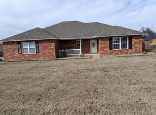 709 E 9th St, Grove, OK 74344