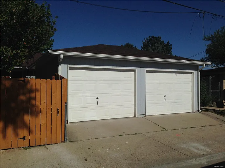 One car garage (right)