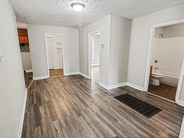 1447 Wharton Ave — Photo 4