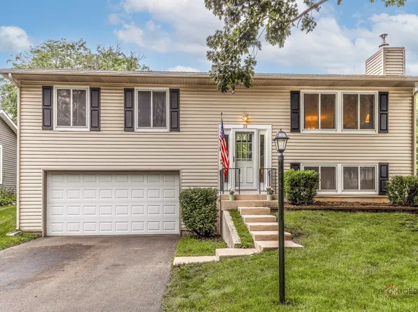 32 Asbury Ln, Cary, IL 60013