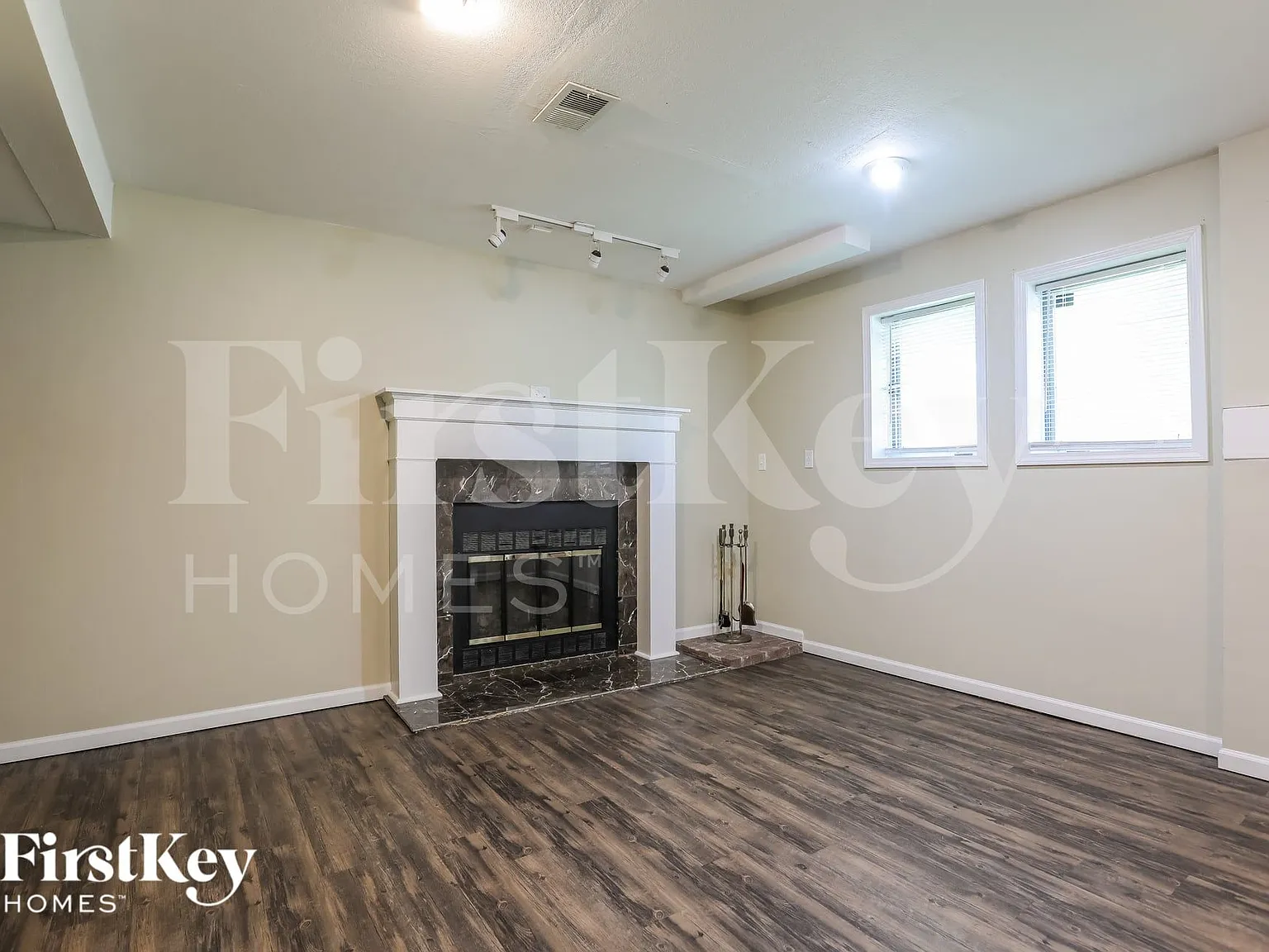 3 bed, 2.0 bath, 1350 sqft, $2,120 — Photo 3