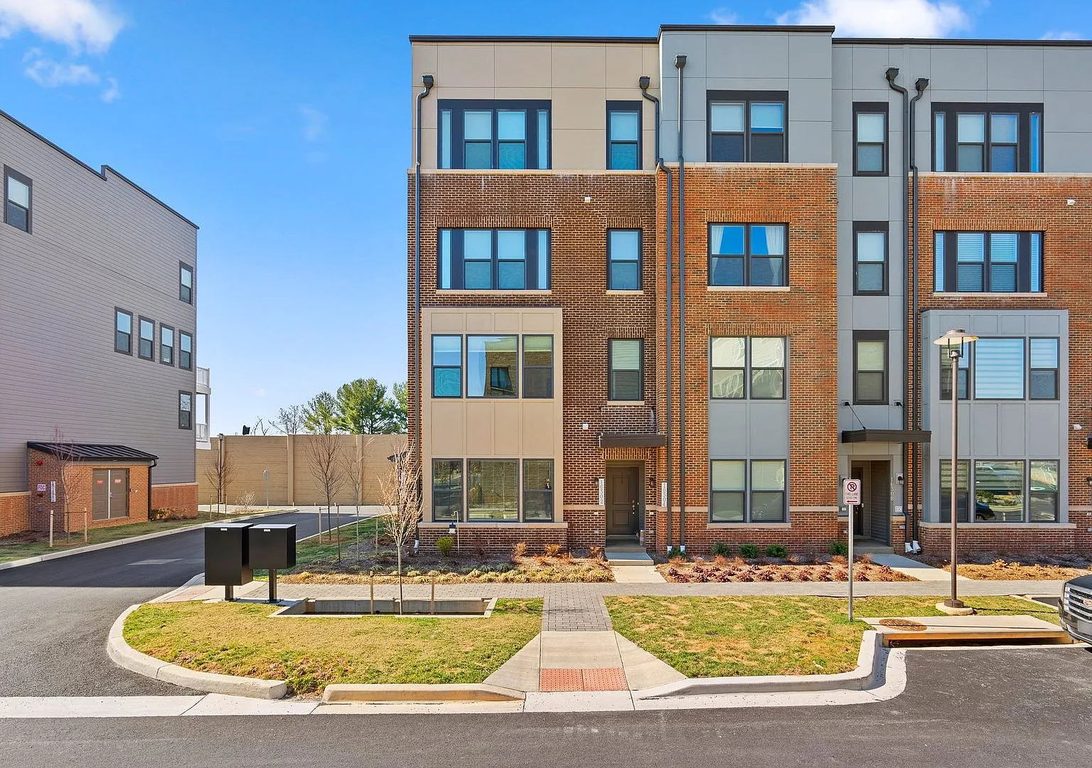 3BD/2.5BA - Derwood Townhouse Condo - Attached 1 Car Garage — Photo 1