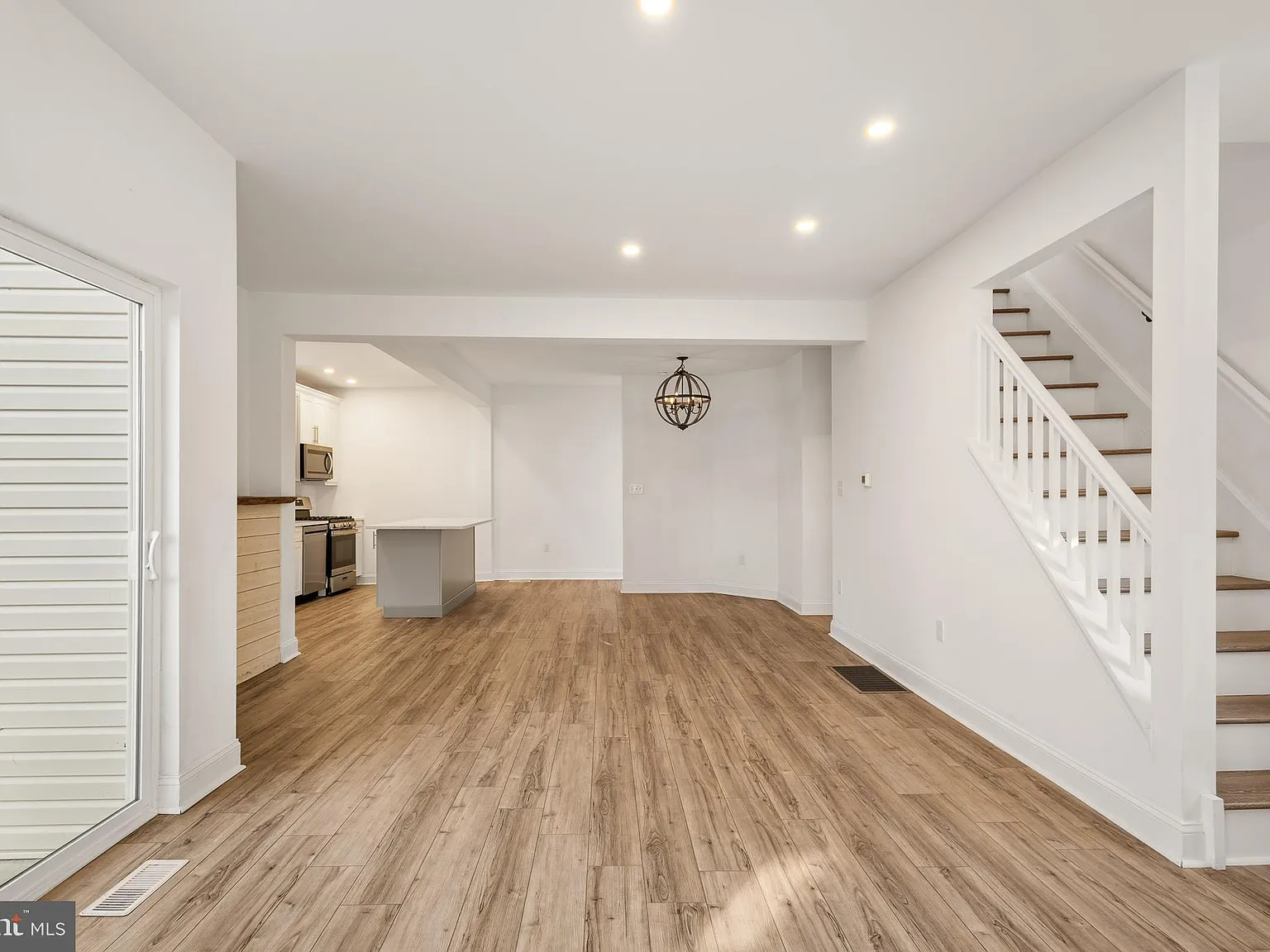 4 bed, 2.5 bath, 2474 sqft, $3,300 — Photo 3