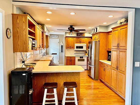 4th image of 406 Robin Rd