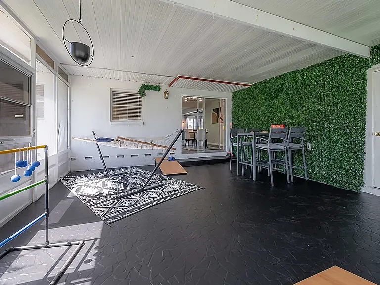 4301 N Albany Ave — Photo 28