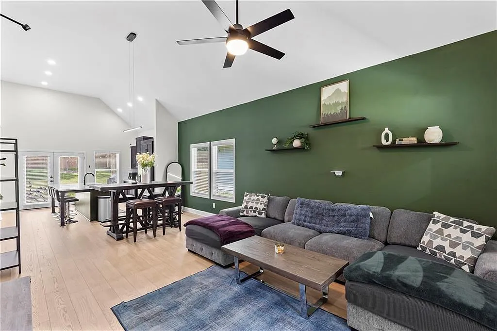 3 bed, 2.0 bath, 1221 sqft, $2,400 — Photo 1