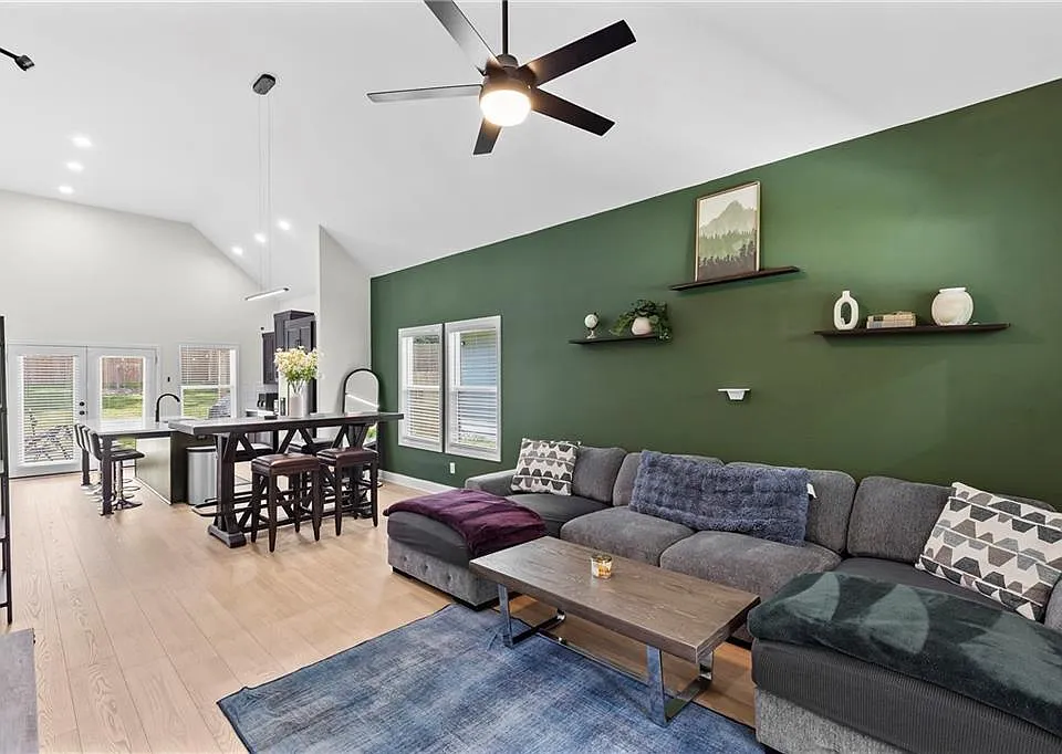 624 Robert St NW