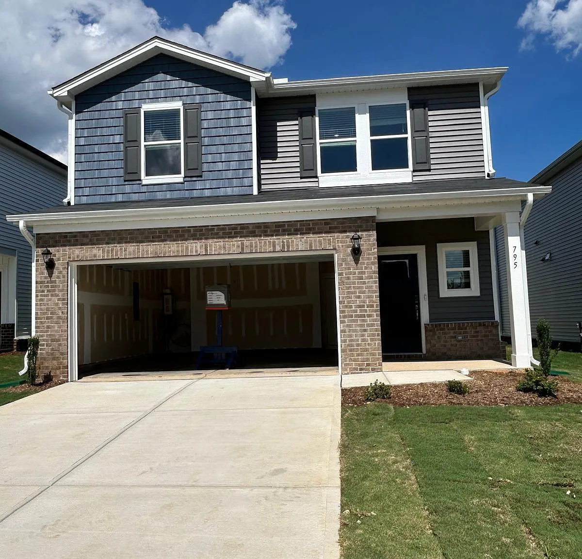 5 bed, 3.0 bath, 2375 sqft, $2,350 — Photo 1