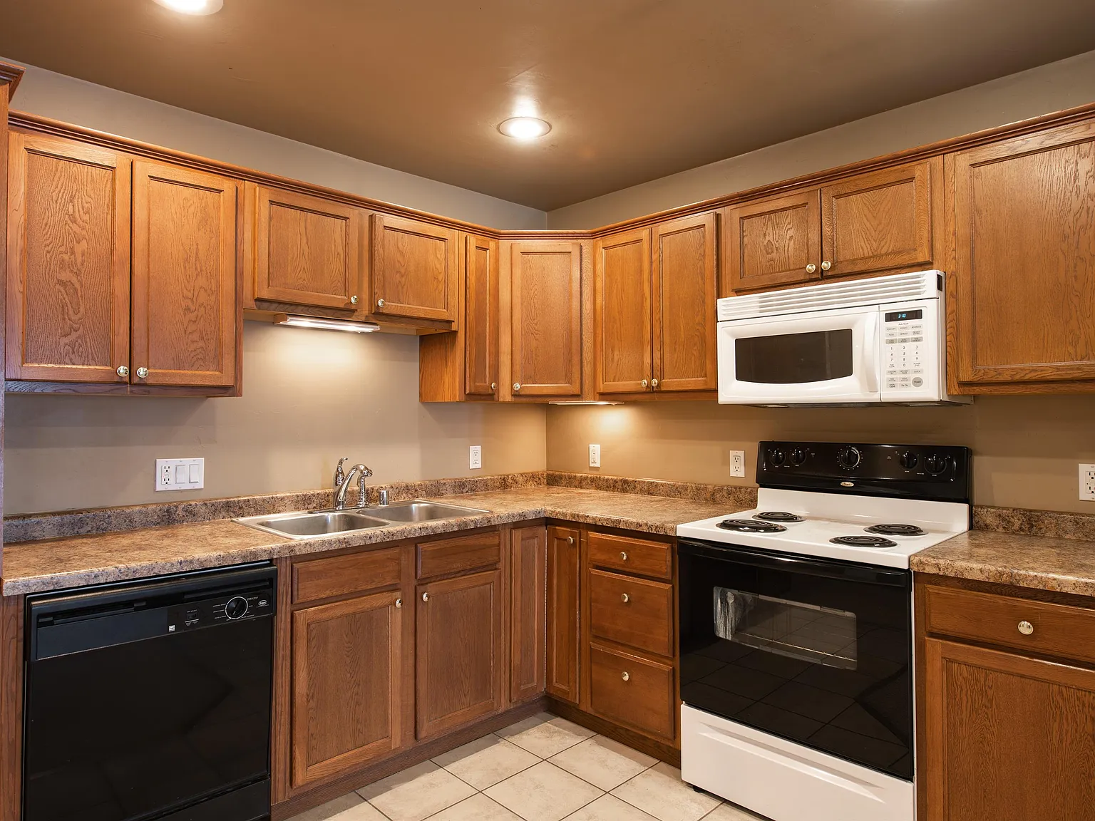 Golden Valley - 830 East Elm - 3J — Photo 3