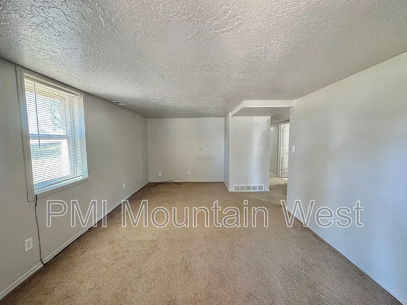 2 bed, 1.0 bath, 800 sqft, $1,295 — Photo 2