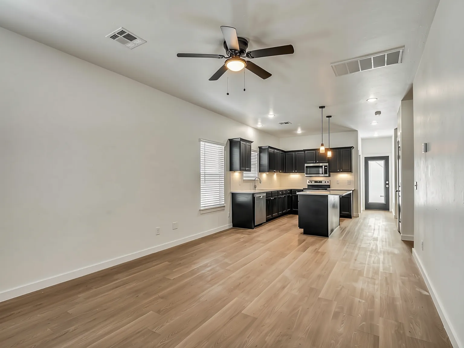 3 bed, 886 sqft, $1,095 — Photo 2