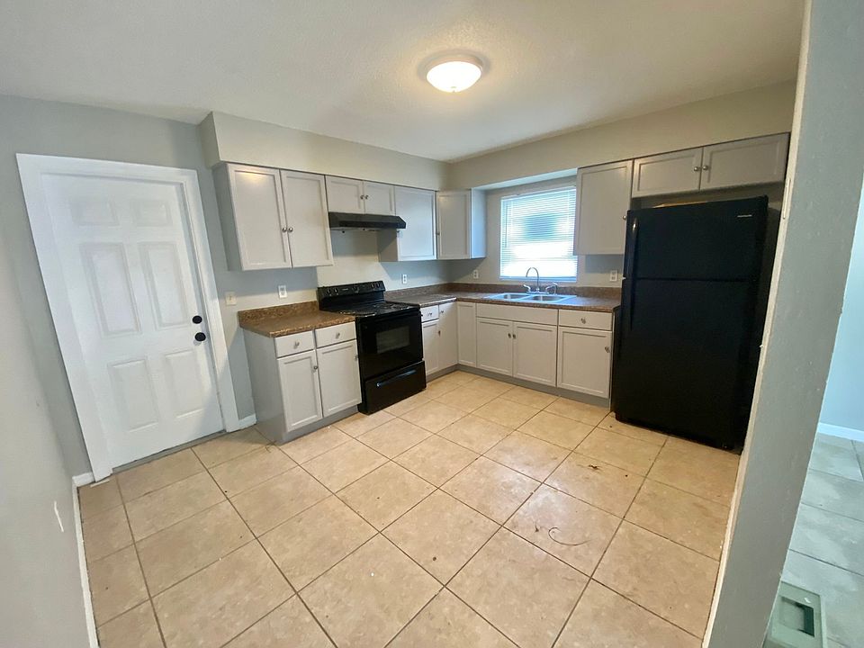 1st image of 1700 Birchwood Cir APT 1