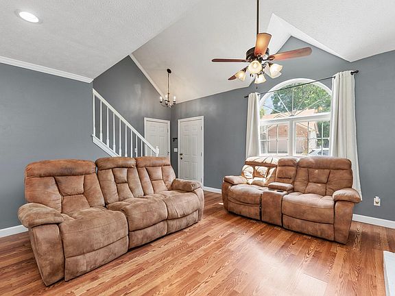 4th image of 923 Charleston Ct