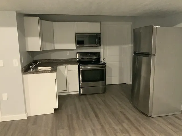 1 bedroom basement apartment with own entrance — Photo 4