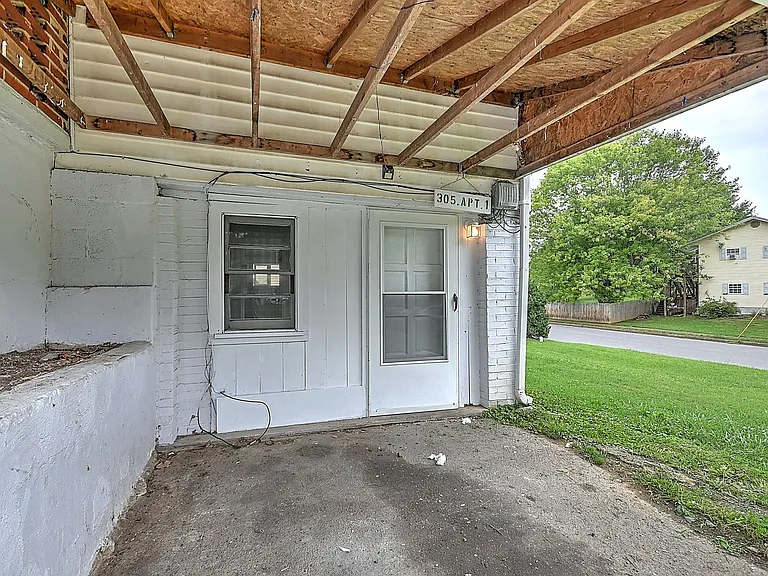305 Moorland Dr — Photo 4