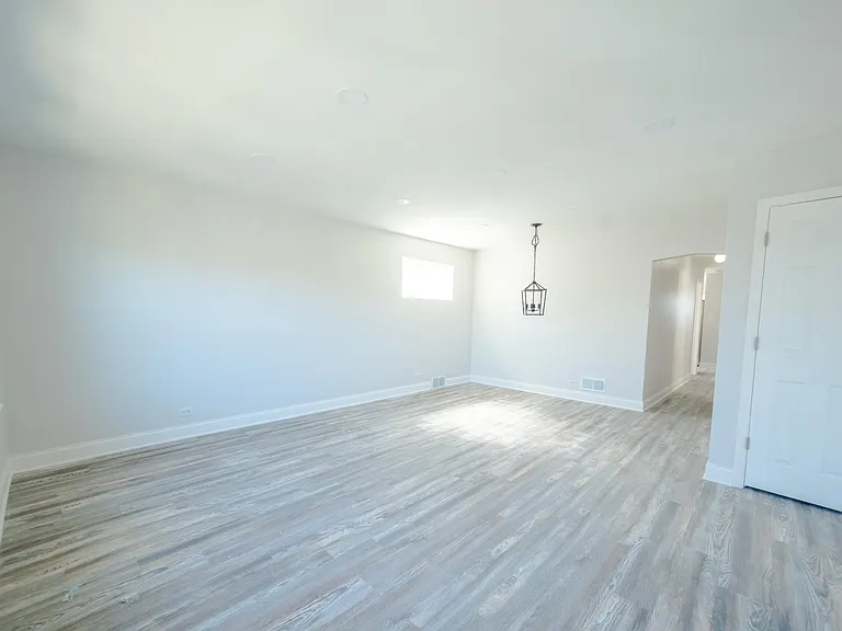 2242 N Lavergne Ave — Photo 3