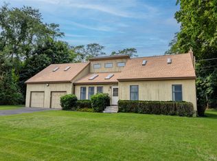 6 Cedar St, Moriches, NY 11955