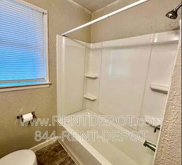 715 E Riverside Dr — Photo 7