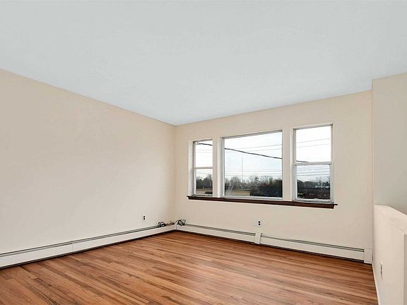 3rd image of 10 Monmouth Ct