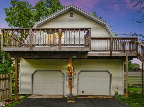 203 3rd St NW, State Center, IA 50247