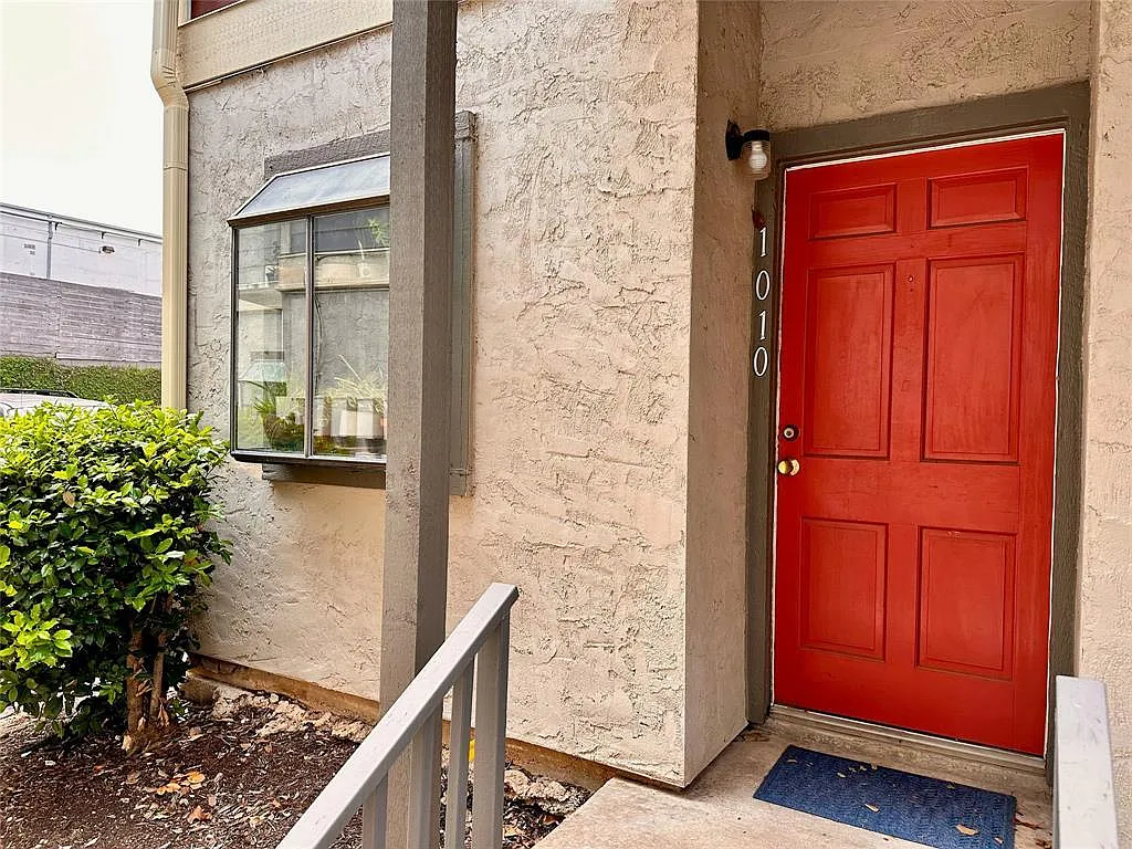 2 bed, 2.0 bath, 977 sqft, $1,995 — Photo 2