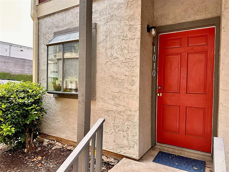 2215 Post Rd #1010 — Photo 2