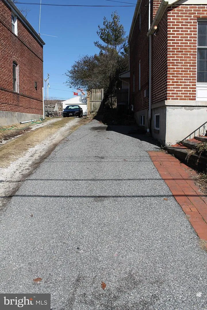3 bed, 2.5 bath, 1861 sqft, $2,000 — Photo 3