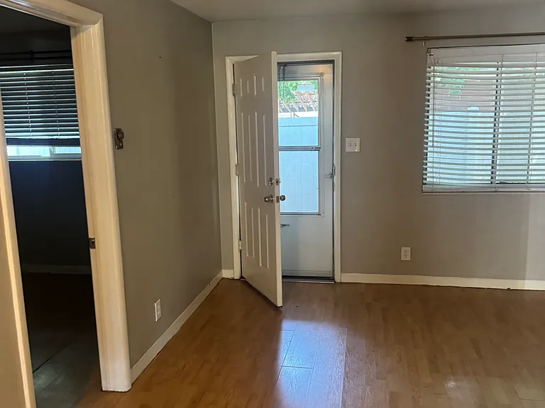 837 E Stratford Ave — Photo 3