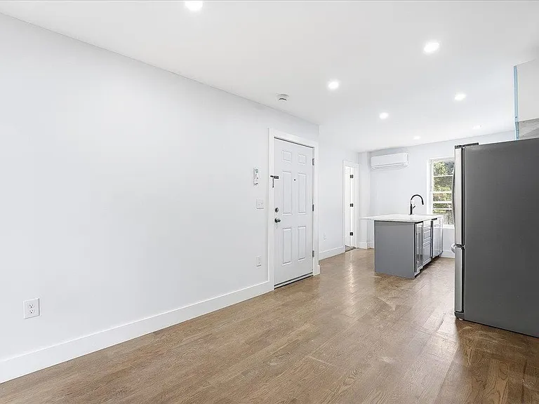 216 6th St #2 — Photo 4