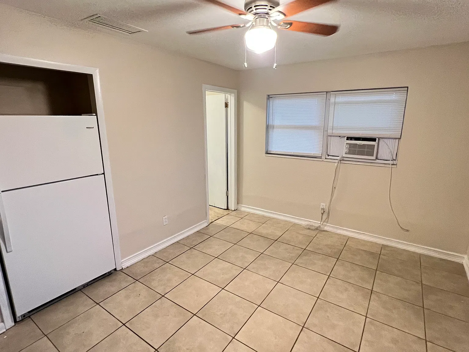 Studio, 323 sqft, $895 — Photo 3