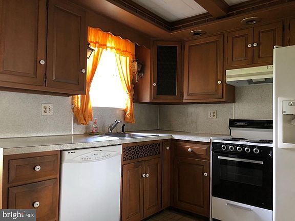5th image of 439 Confer Ave
