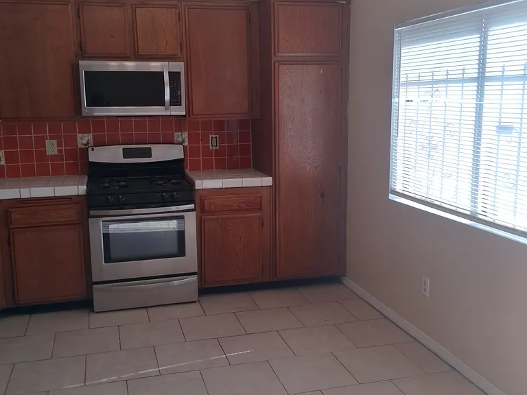 895 S Quince Ave — Photo 7