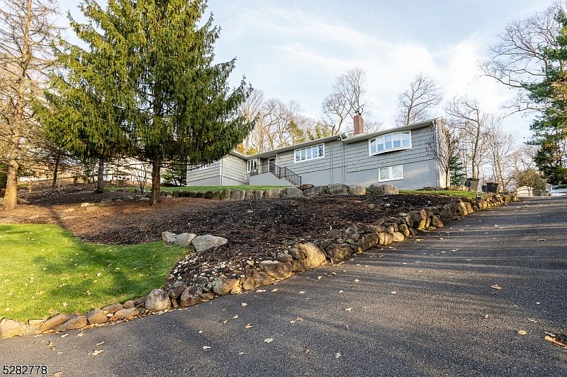 1st image of 28 Willowbrook Dr