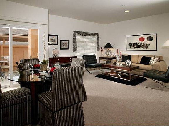 Spacious living/dining ro