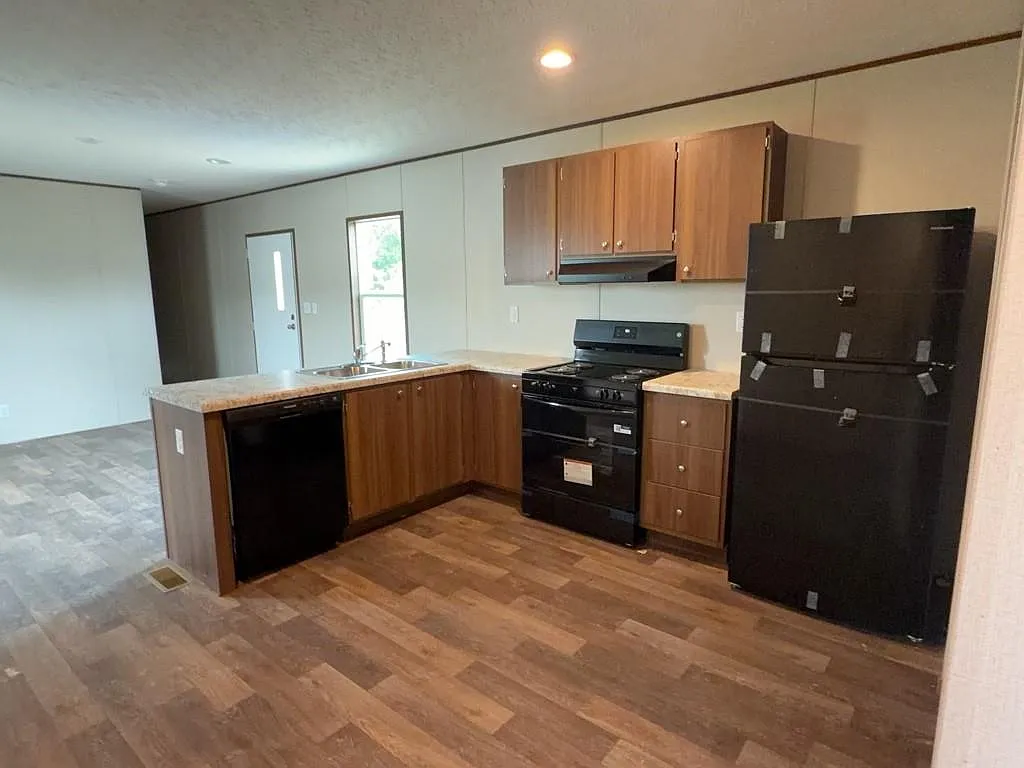 3 bed, 2.0 bath, 869 sqft, $1,425 — Photo 3