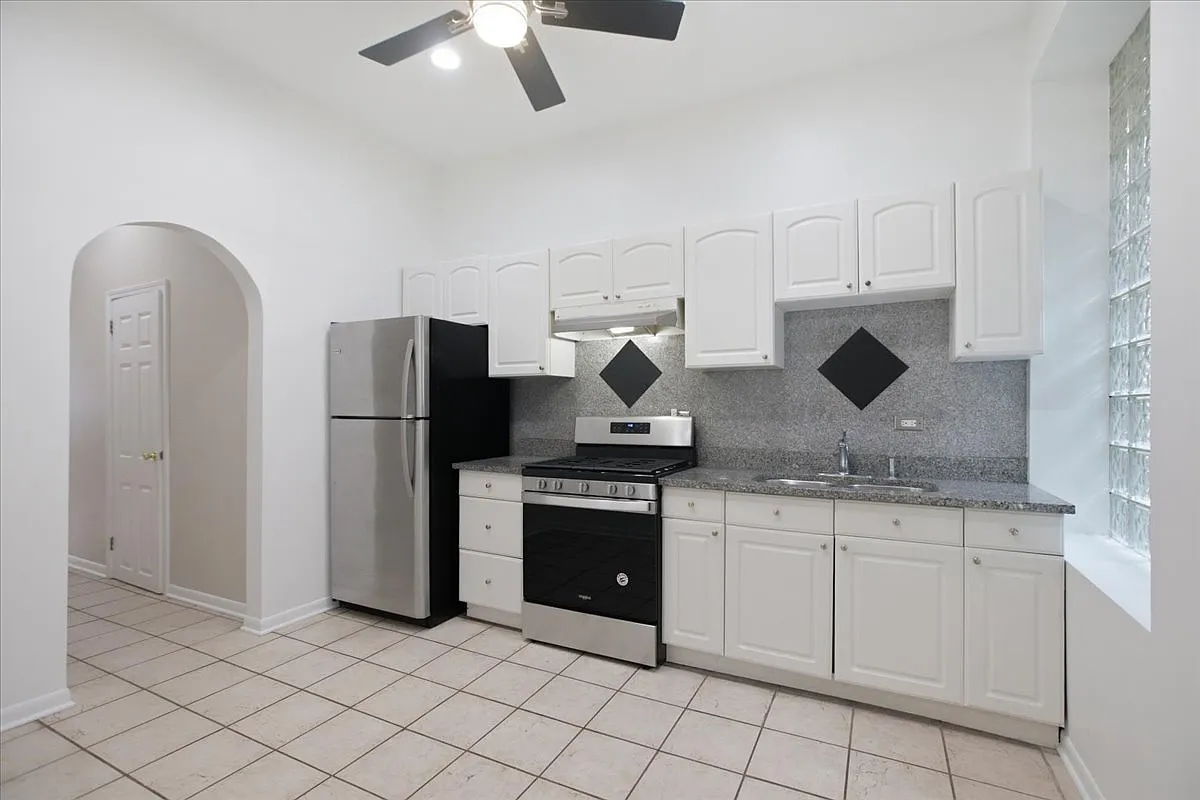 2 bed, 1000 sqft, $3,000 — Photo 2