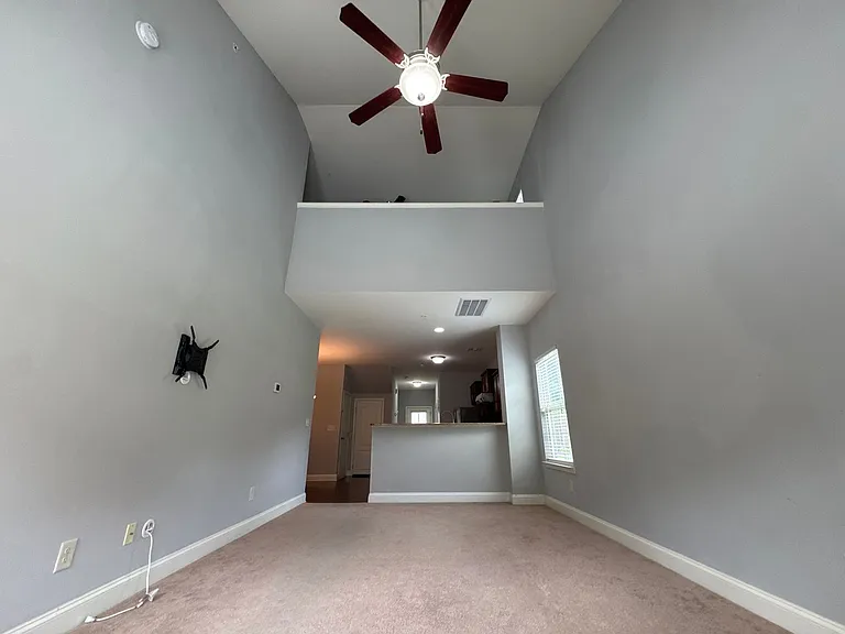 1034 Chatsworth Dr — Photo 10