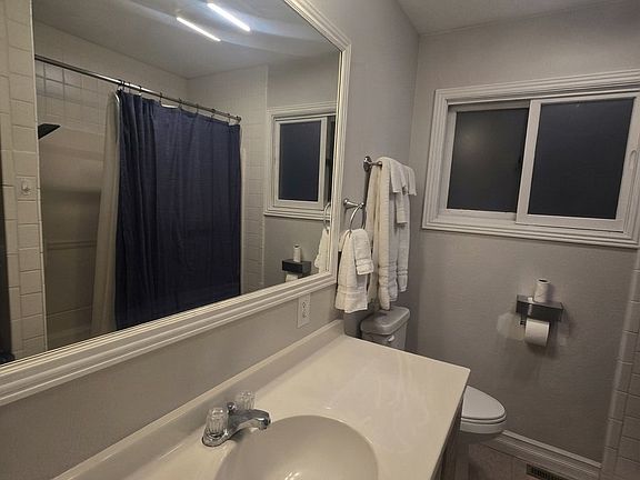 5th image of 823 Washington St