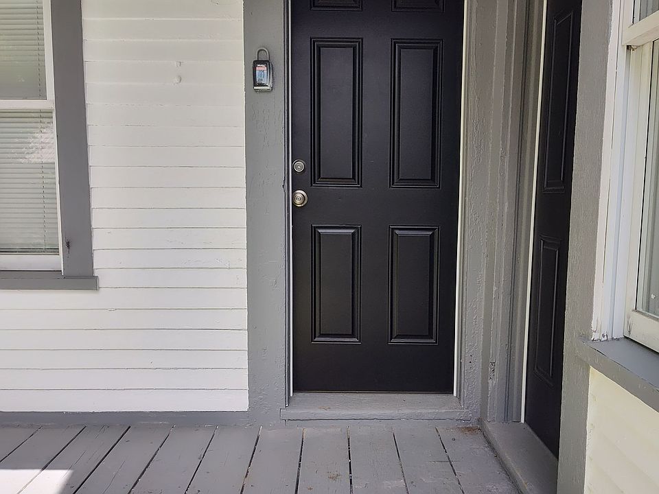 Door going into the rear apartment