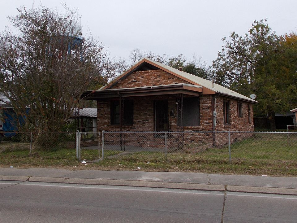 1st image of 207 E Admiral Doyle Dr