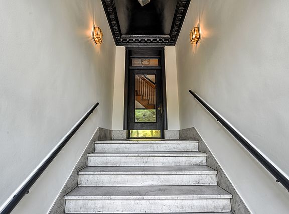 3rd image of 1052 W Armitage Ave #B