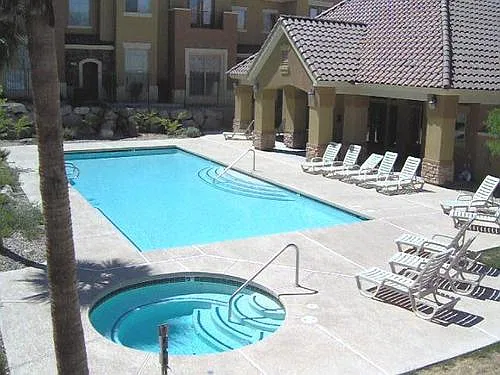Spacious 2br/2.5ba Townhome In Gated Robindale Villas! — Photo 4
