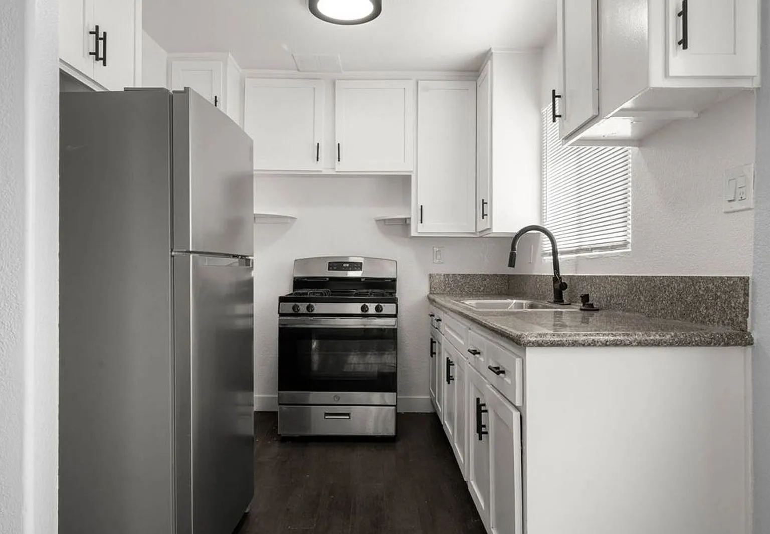 2 bed, 2.0 bath, 900 sqft, $2,026 — Photo 2
